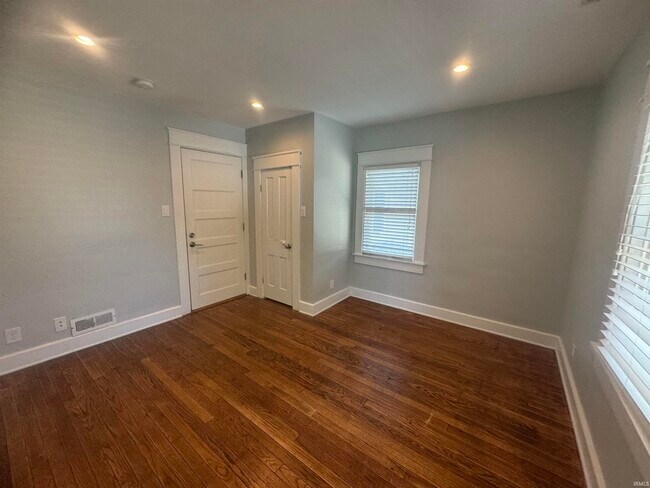 Building Photo - 729 E Hunter Ave