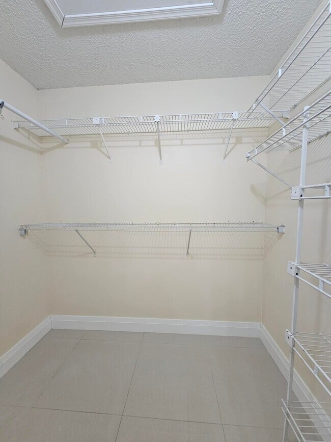 Building Photo - 480 Hardwood Pl