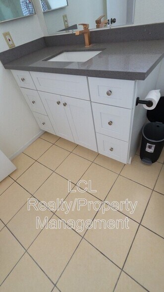 Building Photo - 1452 E 5th St