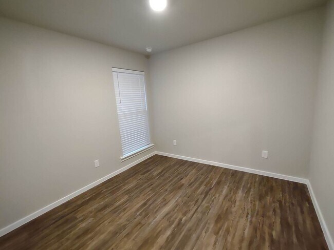 Building Photo - 2121 N Jayton Ave