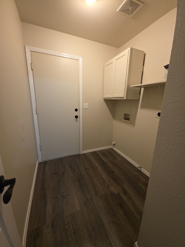 Building Photo - 303 Pinon Way