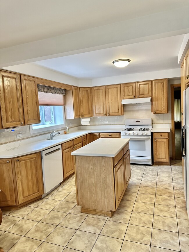 Building Photo - 4553 N Osage Ave