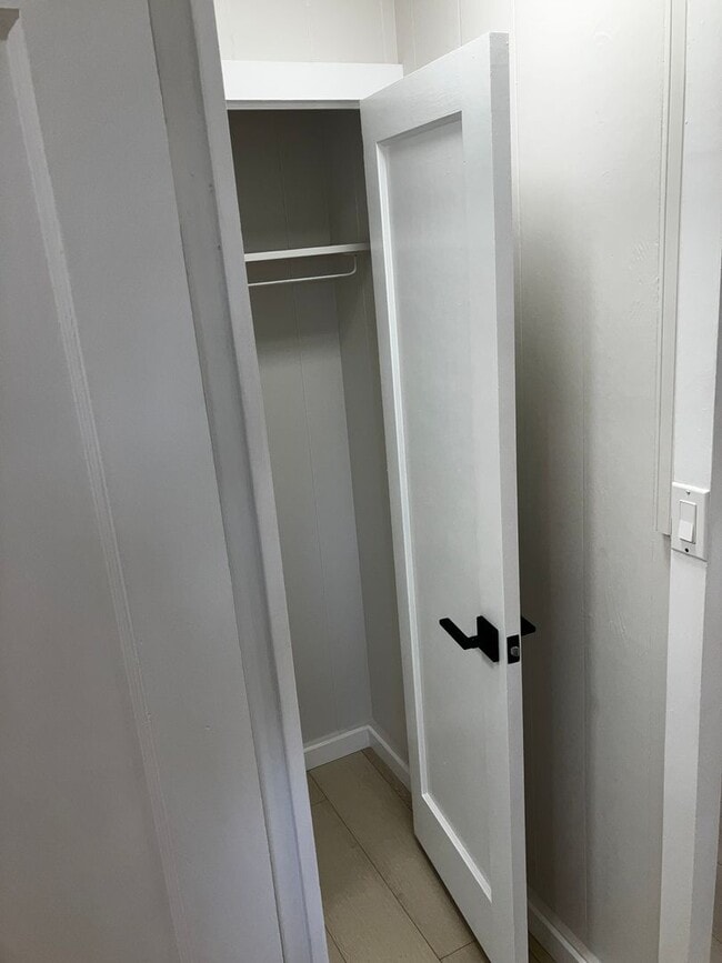 Building Photo - Pets Allowed 1BD 1BA 1PRK - 726 Hausten St Unit B