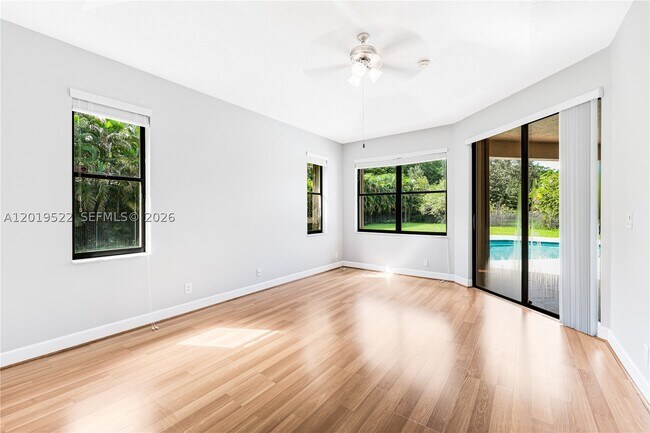 Building Photo - 1256 Manor Dr S