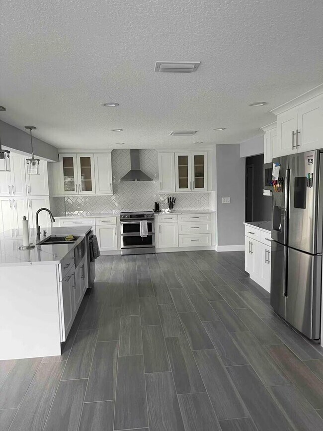 Building Photo - 4 Bed/2 Bath Waterfront Paradise with Pool, Dock & Gulf Access in Baileys Bluff