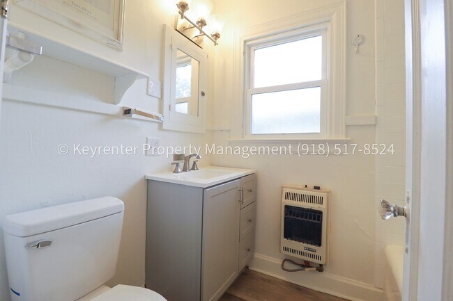 Building Photo - Beautifully Redone 1 Bedroom Duplex! Available for Immediate Move in!