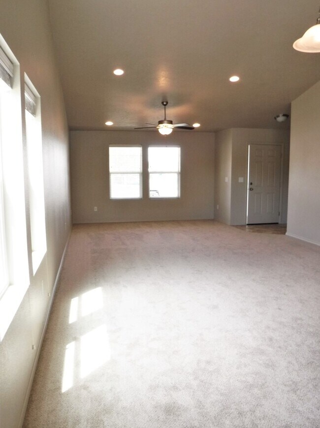 Building Photo - Beautiful new 3 bed 2 bath home in a quiet Star neighborhood.