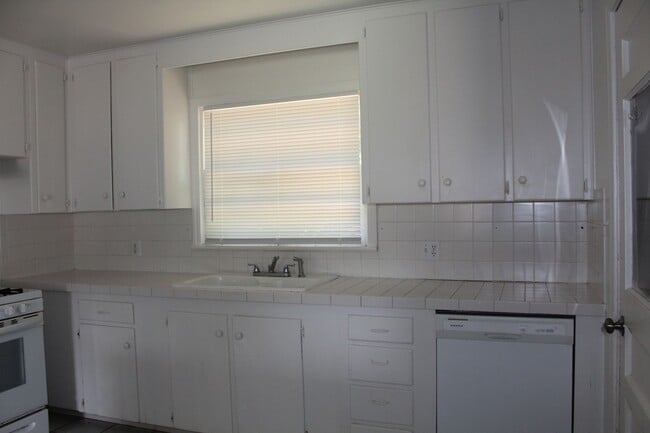 Building Photo - Comfy & Practical!