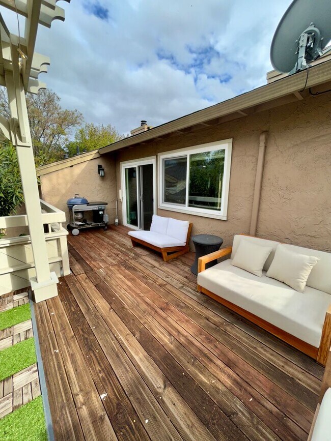 Building Photo - Willow Glen Townhome with Gorgeous Patio