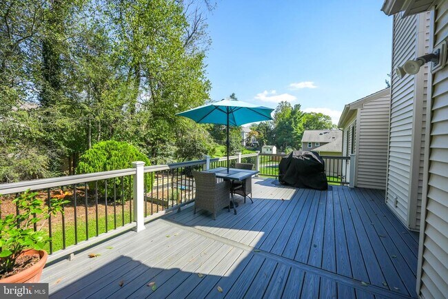 Building Photo - 9420 Lakeside Dr