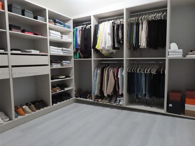 Building Photo - 260 187th St