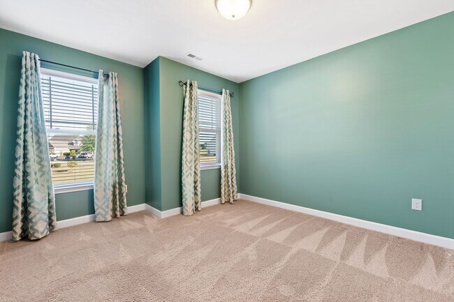 Building Photo - Bright & Spacious End-Unit Townhome in Flo...
