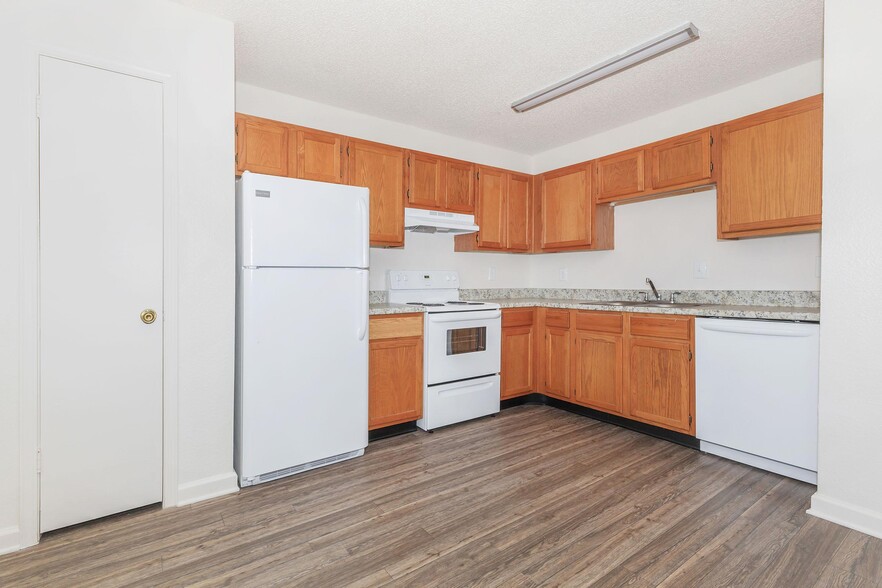 FULLY-EQUIPPED KITCHEN AT GREENTREE POINT IN MURFREESBORO, TN - Greentree Pointe