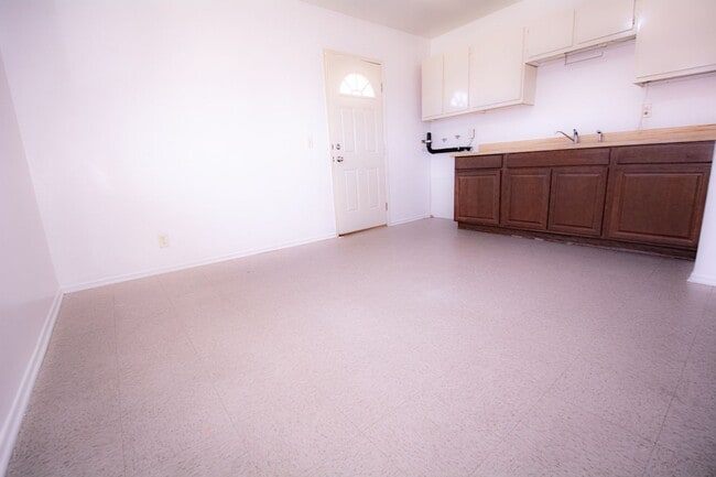 Building Photo - 2Bedroom 1 Bath with 1 Car GR Spacious Apartment Unit -Azusa