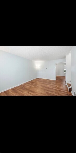 Building Photo - 46 Ravine Ridge Dr S