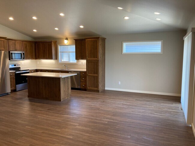 Building Photo - 4 Bed 3 Bath Twin Home