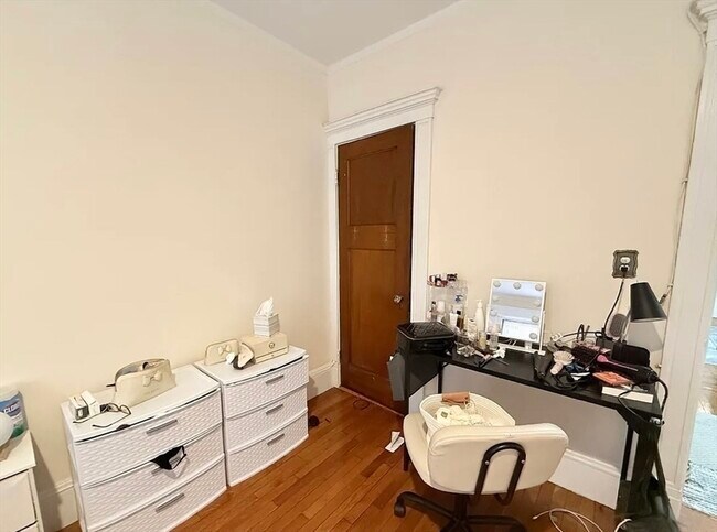 Building Photo - 452 Park Dr