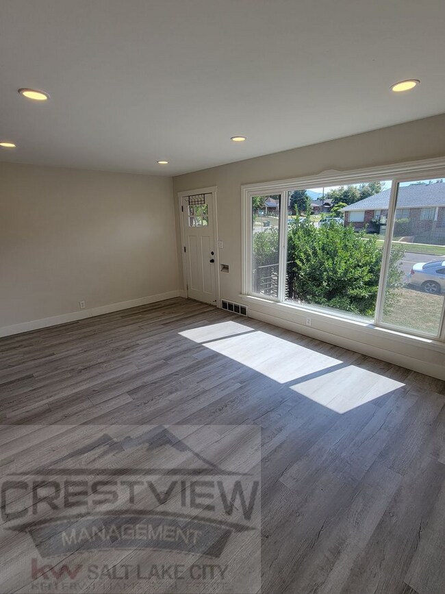 Building Photo - Theall Triplex