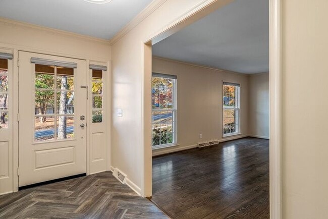 Building Photo - NW, Updated, Wood Floors, SS Appl., Den, D...