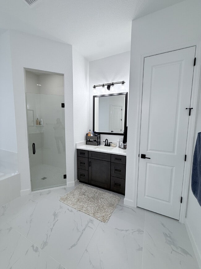 Building Photo - 5 Bedroom and 6 Bathroom, Lake view House