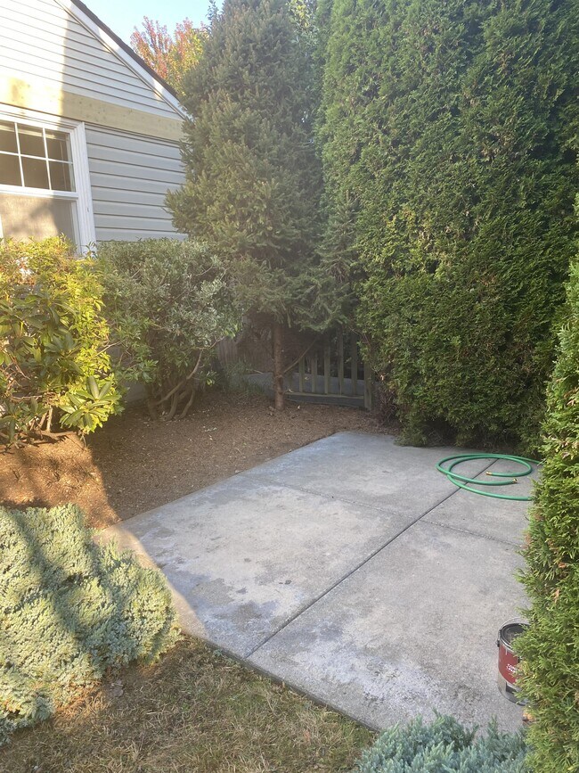 Building Photo - 5621 Fauntleroy Way SW