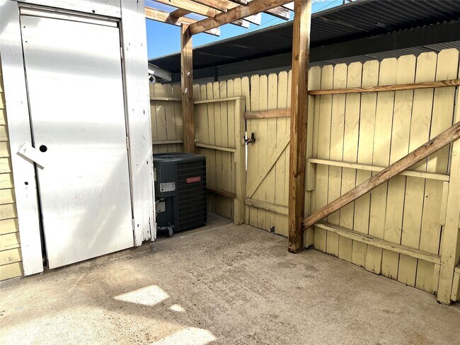 Building Photo - 8405 Wilcrest Dr