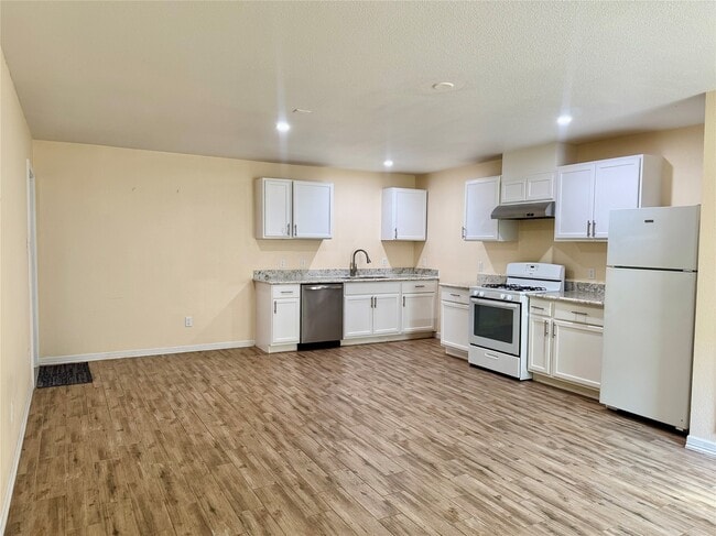 Building Photo - 711 Hahlo St