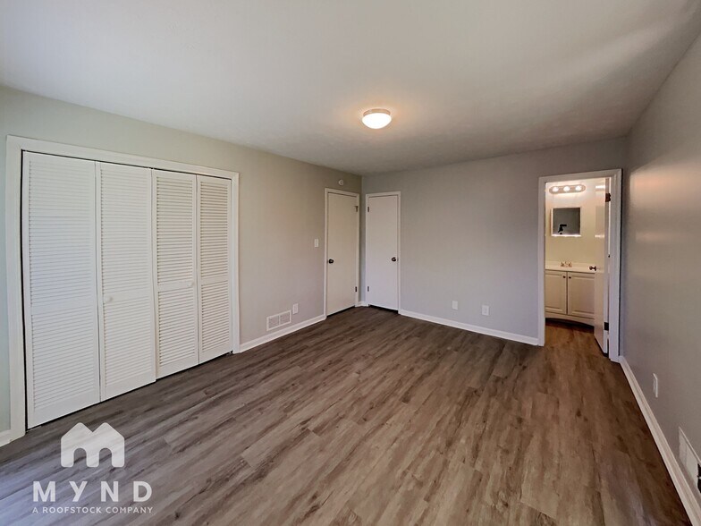 Building Photo - 2121 W Chester Cir SE