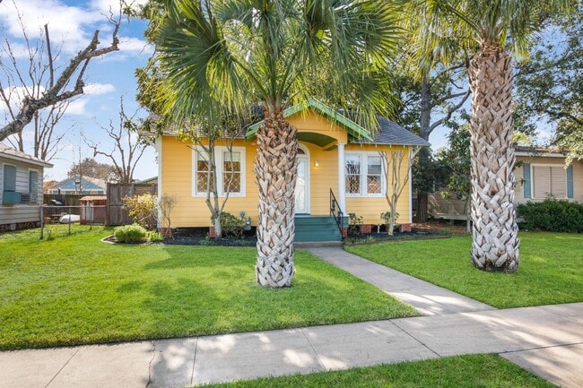 Building Photo - 4823 Fannin Dr