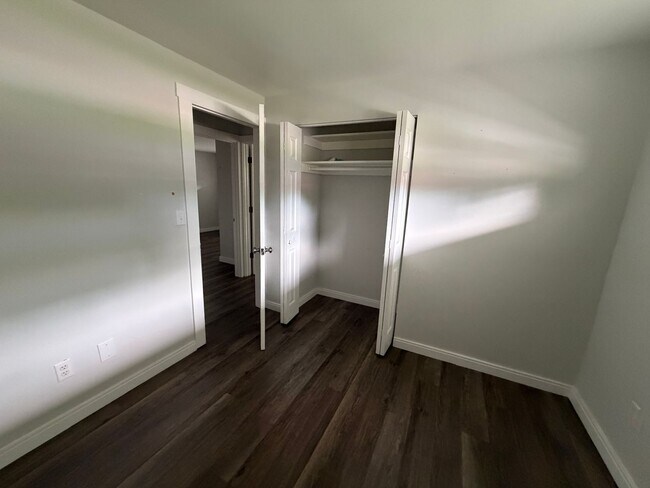 Building Photo - Updated 3 bedroom/2 Full Bath Huber Heights Ranch