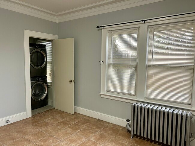 Washer Dryer - 227 N 15th St