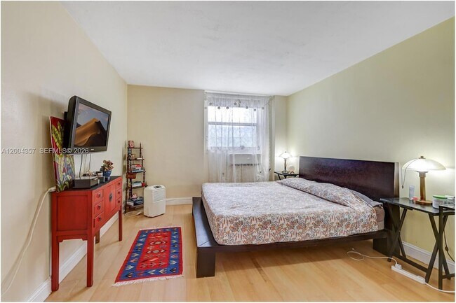 Building Photo - 1300 Lincoln Rd