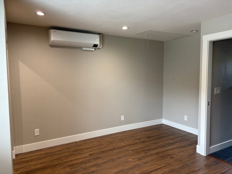 Building Photo - 911 E Aliso St