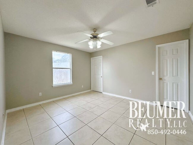 Building Photo - Charming 3br 2 bath Located 4 miles from NAS Back Gate