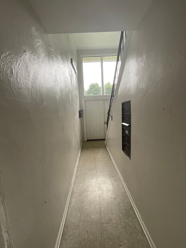 Building Photo - Quiet Two Bedroom Apartment off Rodman Ave