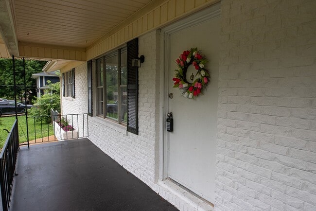 Building Photo - Now Accepting Section 8! Get $500 OFF Your First Month's Rent!