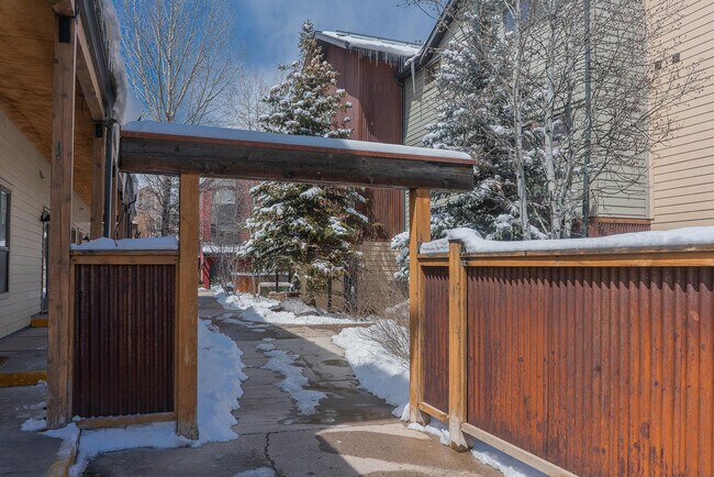 Building Photo - 280 Mahoney Dr