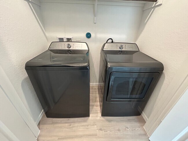 Building Photo - **APPLICATION RECEIVED** BEAUTIFUL 3 Bedroom / 2 Bath Home w/ Community Park & Pool!