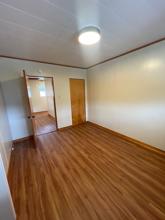 Building Photo - Renovated 3 bed 1 bath with River views fr...