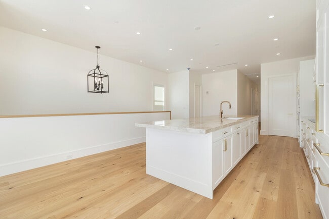 Building Photo - 261 Royal Poinciana Way