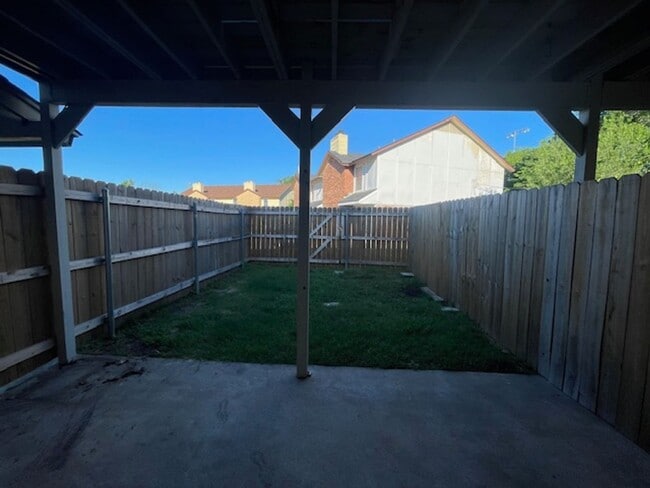 Building Photo - 221 Meadow Ct