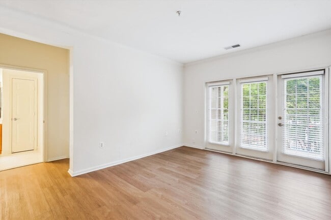 Building Photo - FRESH & READY! 2BD/2BA Next to METRO with ...