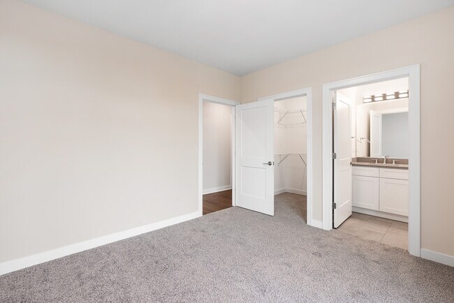 Building Photo - 546 Green Bay Rd