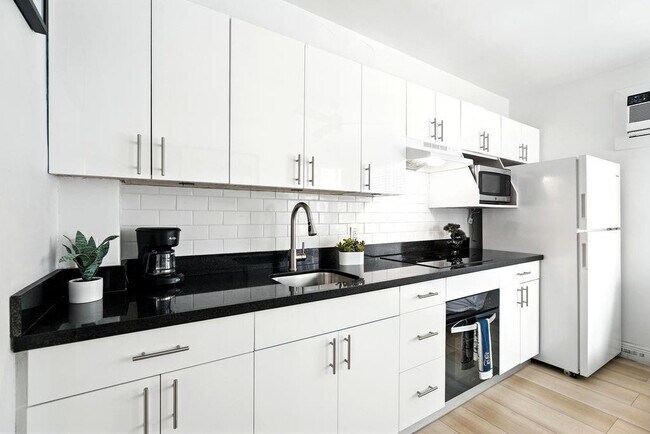 Building Photo - 343 Van Buren St