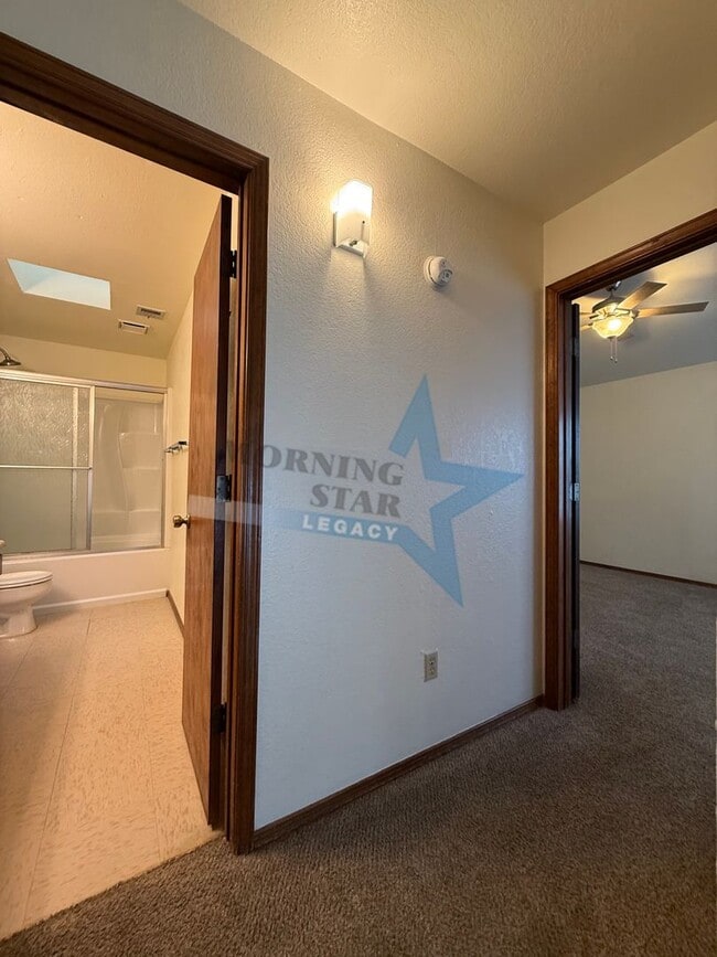 Building Photo - 2 bed townhouse w/garage and enclosed yard!