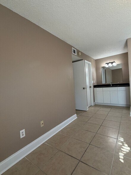 Building Photo - 4658 Commander Dr