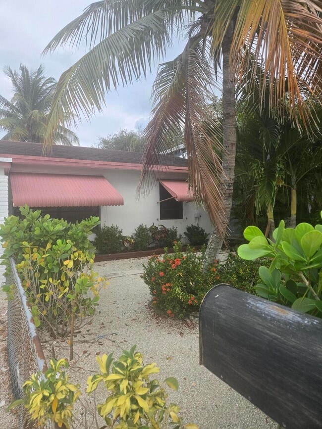 Building Photo - 930 N K St