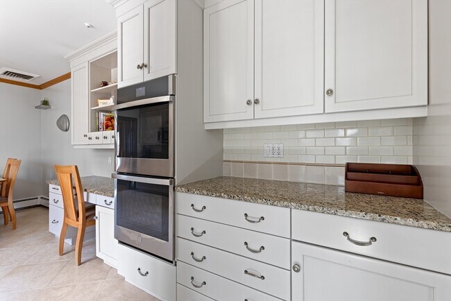 Building Photo - 10 Stonewood Dr