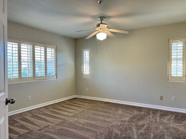 Building Photo - Updated 3 Bed/2.5 Bath Townhome in Gate Community in Anaheim