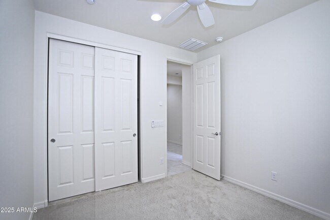 Building Photo - 976 W Finch Dr